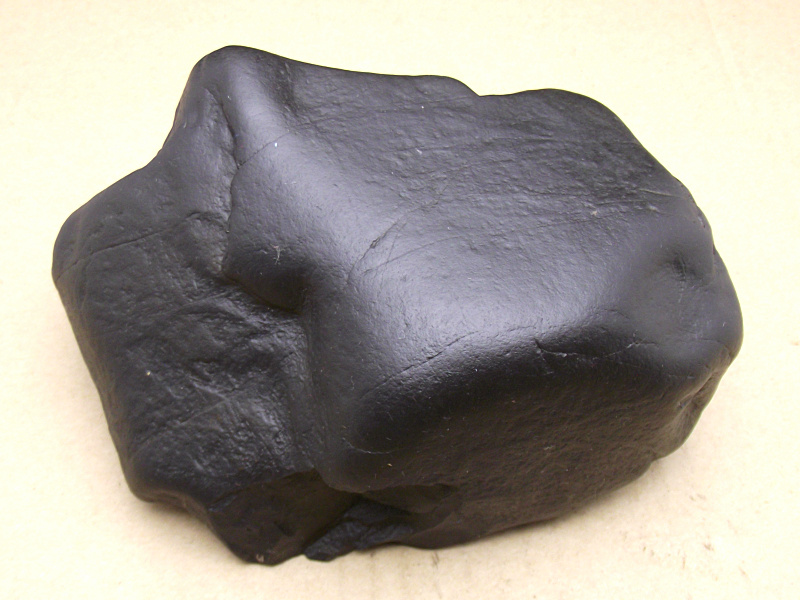 黑石头能吸磁铁天然纯黑色石头