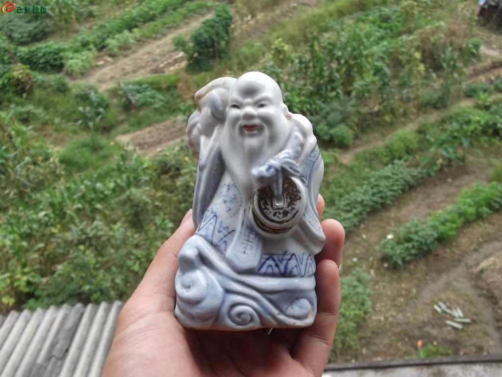 老寿星背寿桃