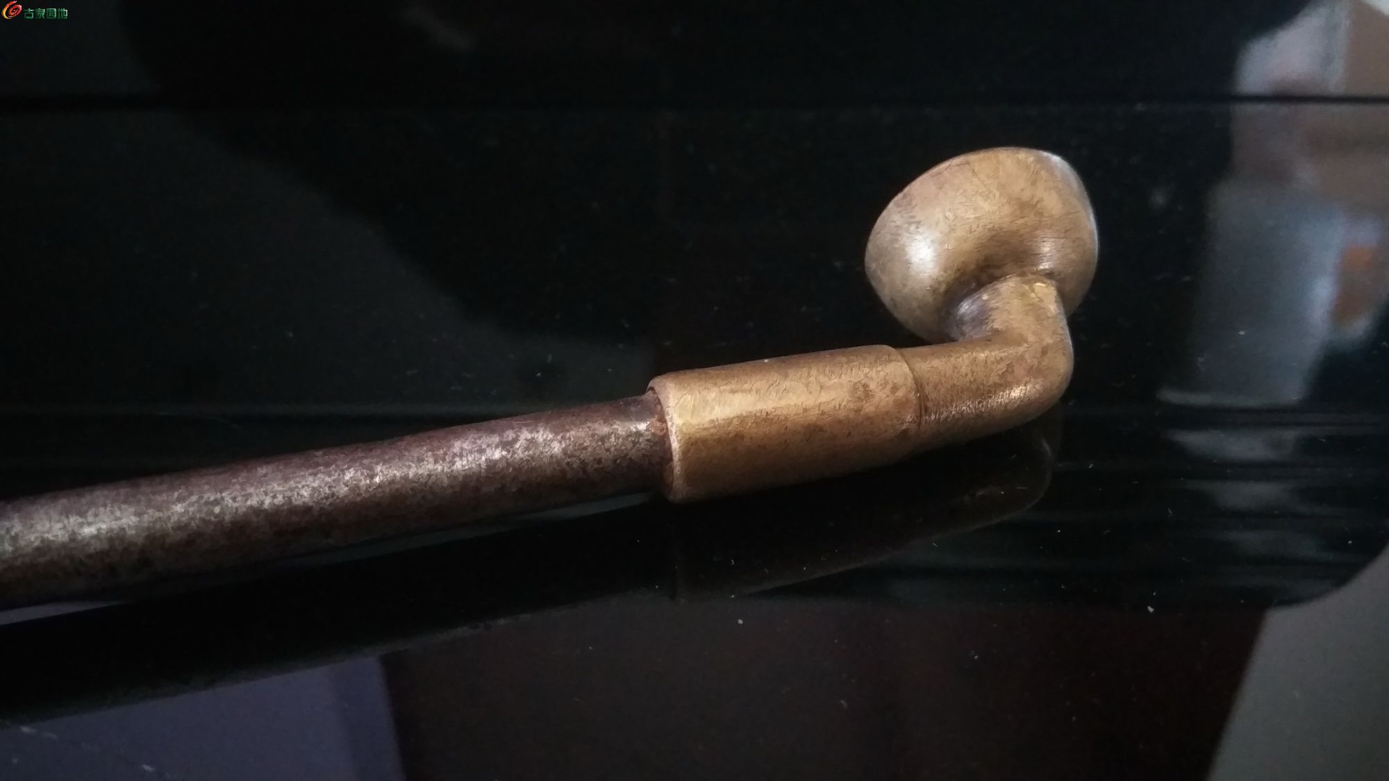 白铜嘴,刻花烟锅.长28厘米左右,中间杆是铁的