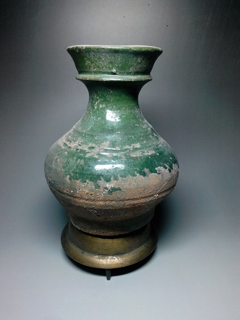 翠绿欲滴的汉绿釉花瓶 