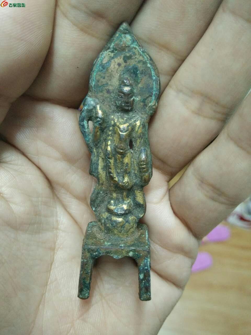 南北朝鎏金板凳小佛一个