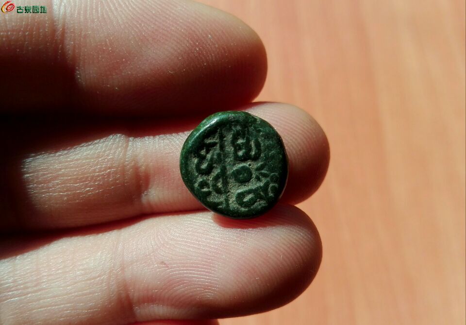 极罕见的有佛站像或湿婆像的古印度小铜币一个