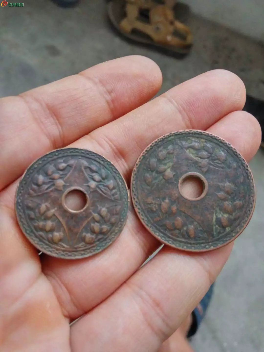 中间圆孔的古币的图片图片