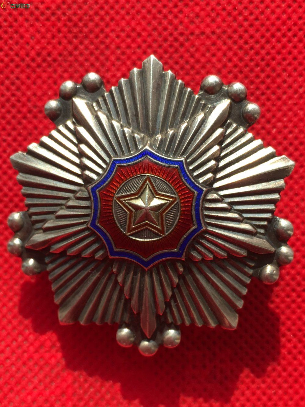 朝鲜三级战士荣誉勋章图片