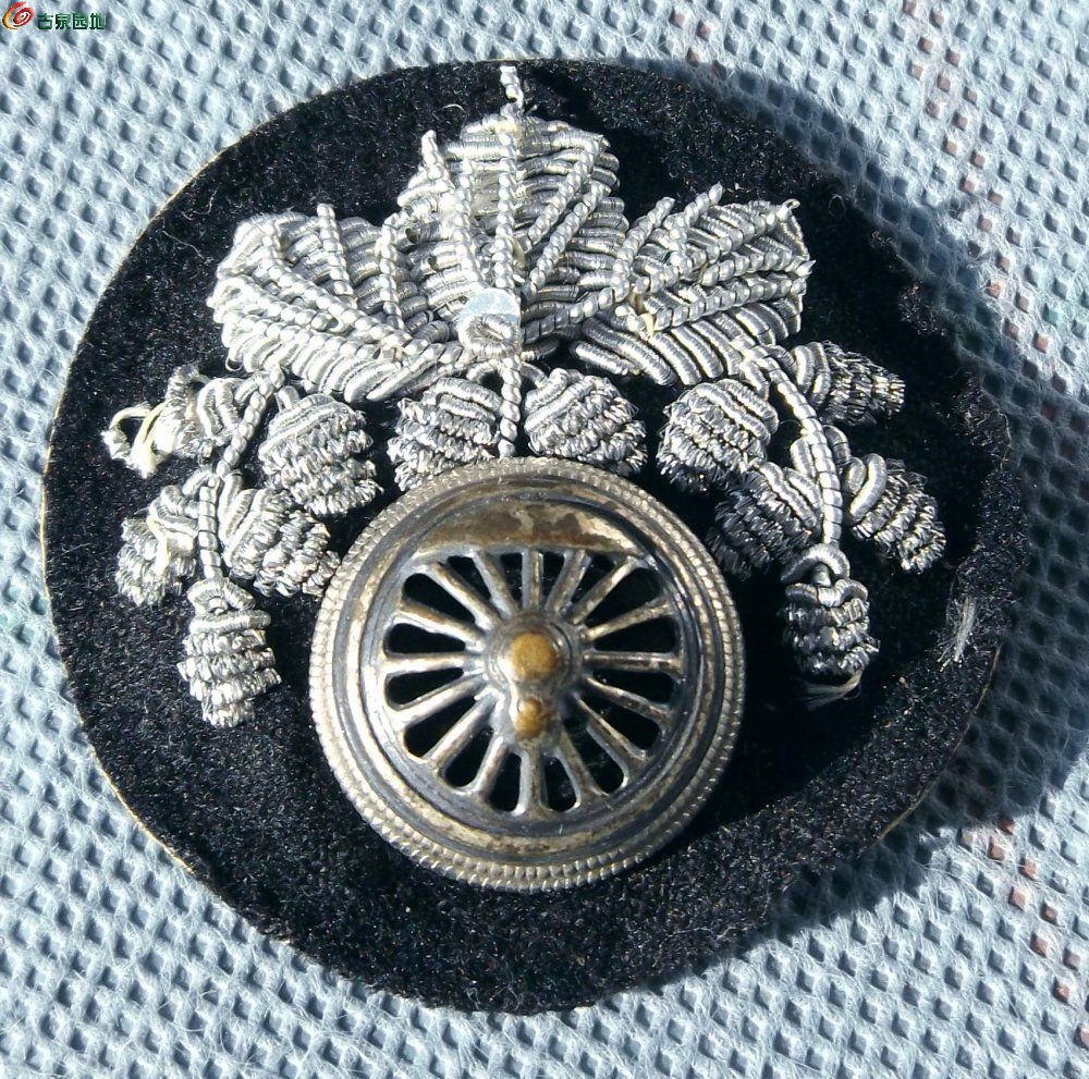 美品二战时期警察银色帽徽
