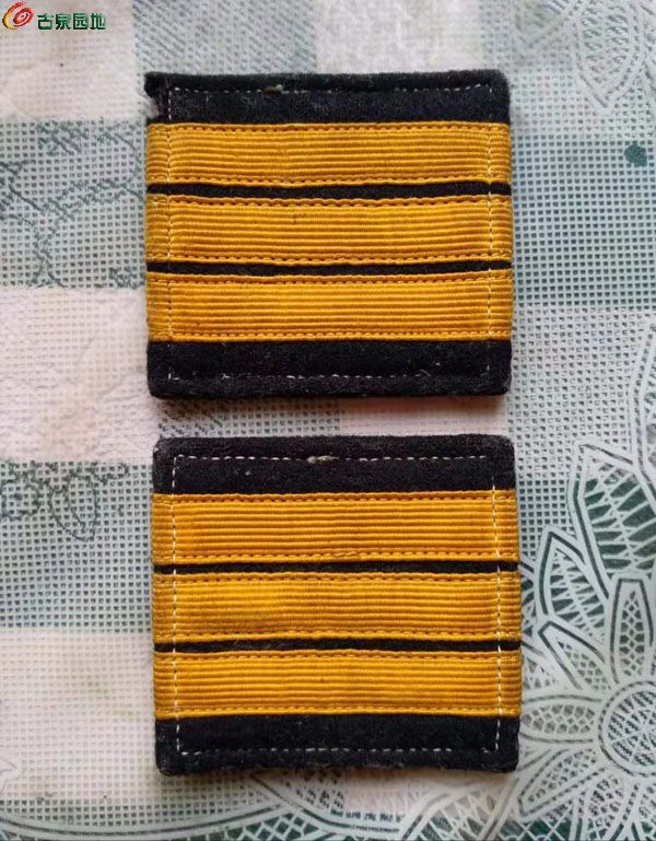55式开国海军中士肩章